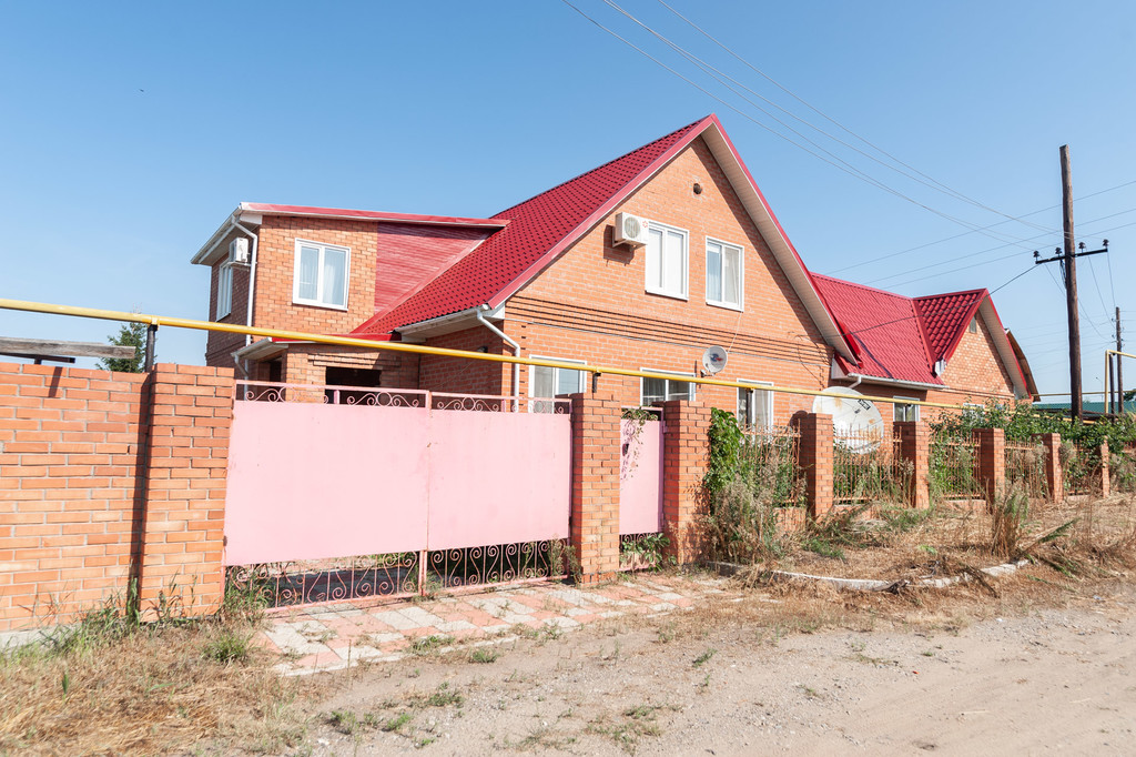 дом в розовке омского района. дом в розовке омского. омская область розовка улица фестивальная. дом в розовке омск самый большой. новая черлакская баня.